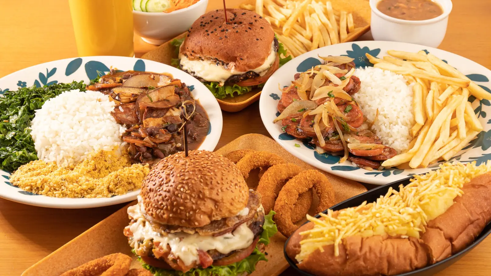 Mesa do Mount Zion Vegan com hambúrgueres, parmegiana, acebolado, arroz e batatas fritas veganos